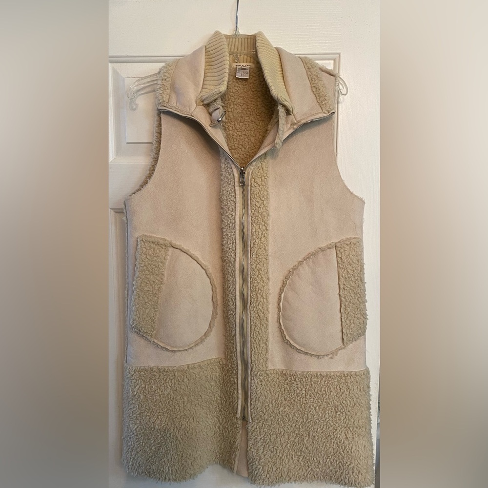 Tea n rose, M/L, Long Sleeveless Vest.